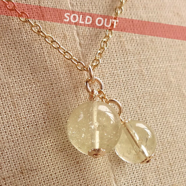 僅かな凹みがある高品質リビアンデザートグラスを使用したネックレス